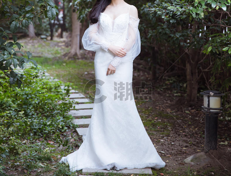 室外清新穿白色婚纱的女人图片素材免费下载
