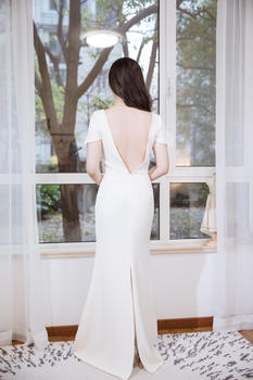 窗前知性女人穿紧身型婚纱图片素材免费下载