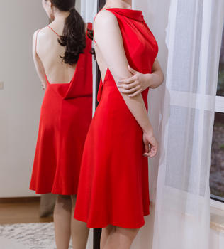 穿红色礼服女人在镜子前图片素材免费下载