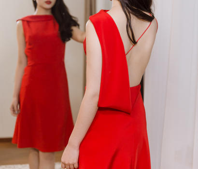穿红色礼服女人在镜子前图片素材免费下载