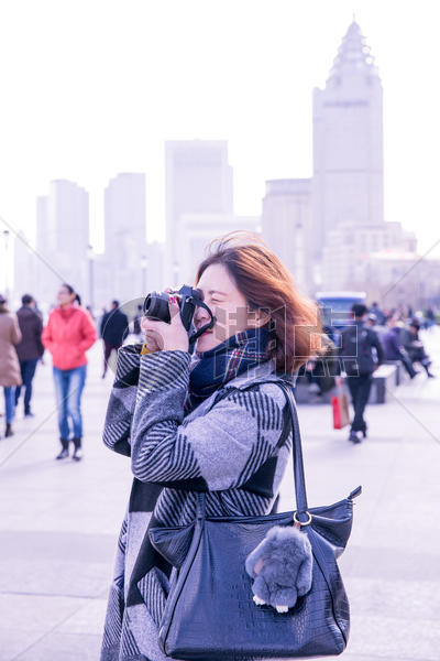 城市街头女性摄影师在拍照图片素材免费下载