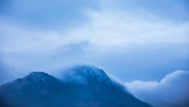 大气云雾风景朦胧山脉图片素材免费下载