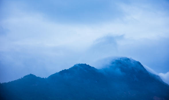 大气云雾风景朦胧山脉图片素材免费下载