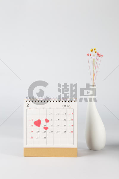 情人节日历爱心白色花瓶在白色背景上图片素材免费下载