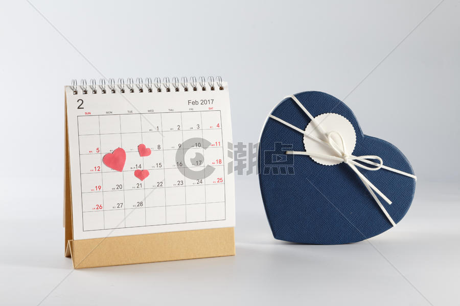 情人节日历爱心蓝色礼物盒在白色背景上图片素材免费下载