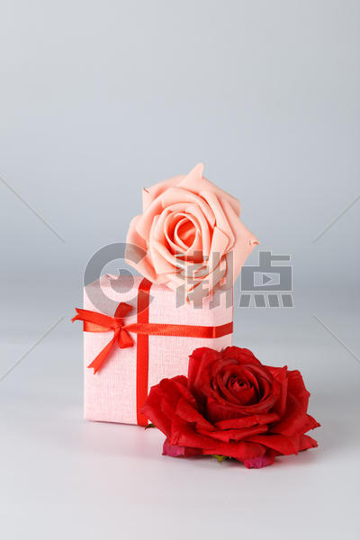 情人节礼物盒在白色背景上图片素材免费下载