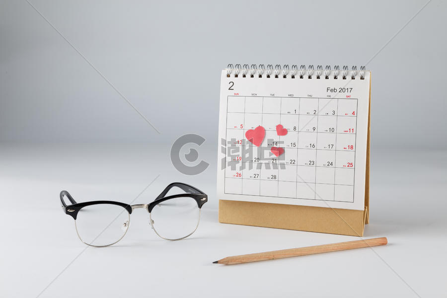 情人节日历爱心眼镜铅笔在白色背景上图片素材免费下载