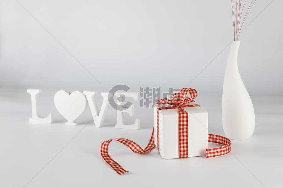 情人节礼物盒LOVE立体字花瓶在白色背景上图片素材免费下载