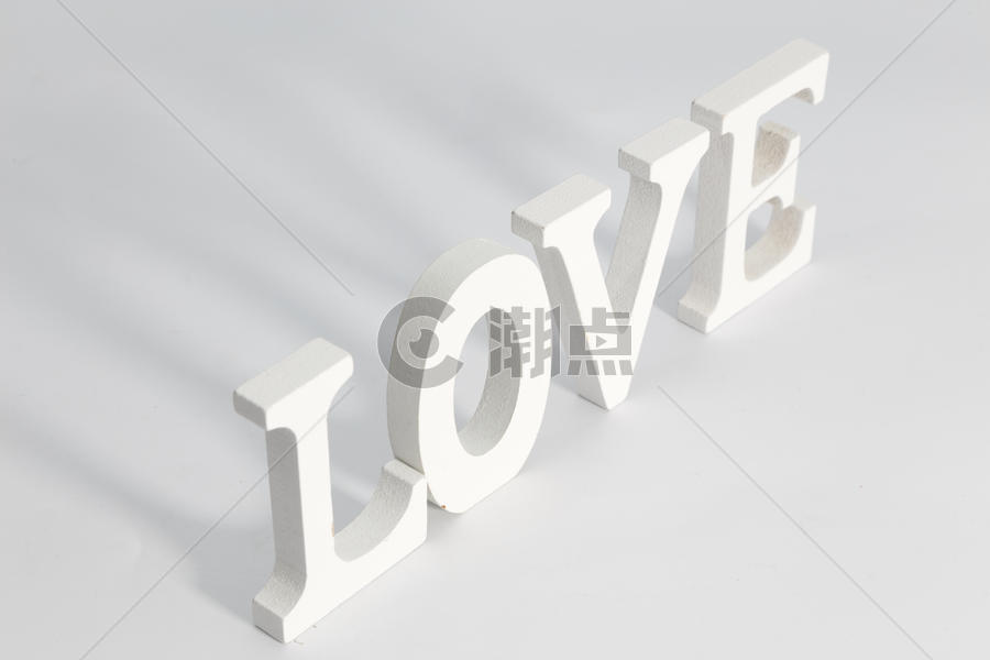 情人节白色LOVE立体字在白色背景上图片素材免费下载