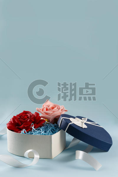 情人节爱心礼盒缎带红色粉色玫瑰花在浅蓝色背景上图片素材免费下载