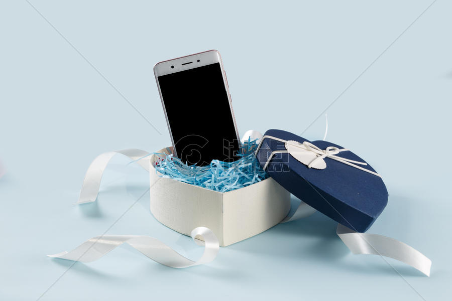 情人节爱心礼盒缎带手机在浅蓝色背景上图片素材免费下载