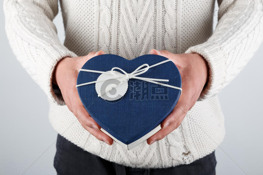 情人节手持爱心礼物盒白色背景图片素材免费下载