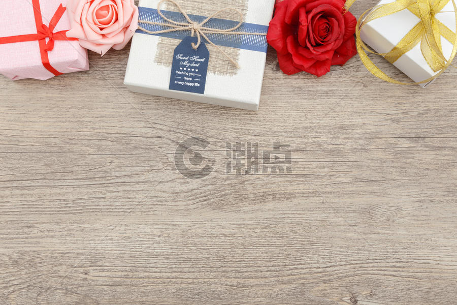 情人节礼盒玫瑰花在木纹背景上图片素材免费下载