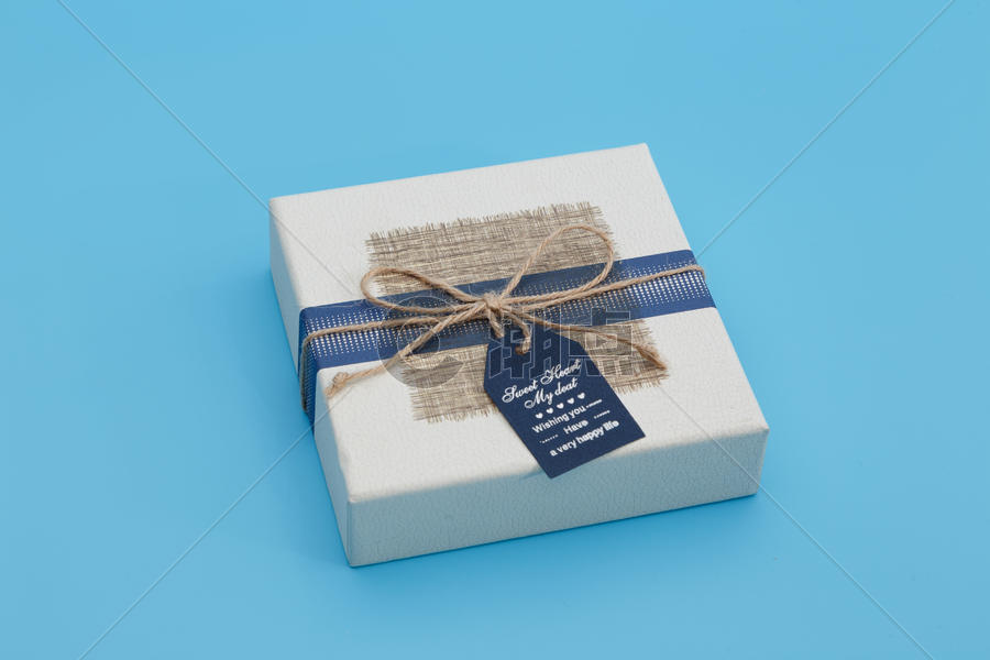 情人节方形礼盒在浅蓝色背景上图片素材免费下载