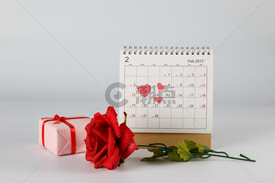 情人节日历爱心玫瑰礼物盒在白色背景上图片素材免费下载