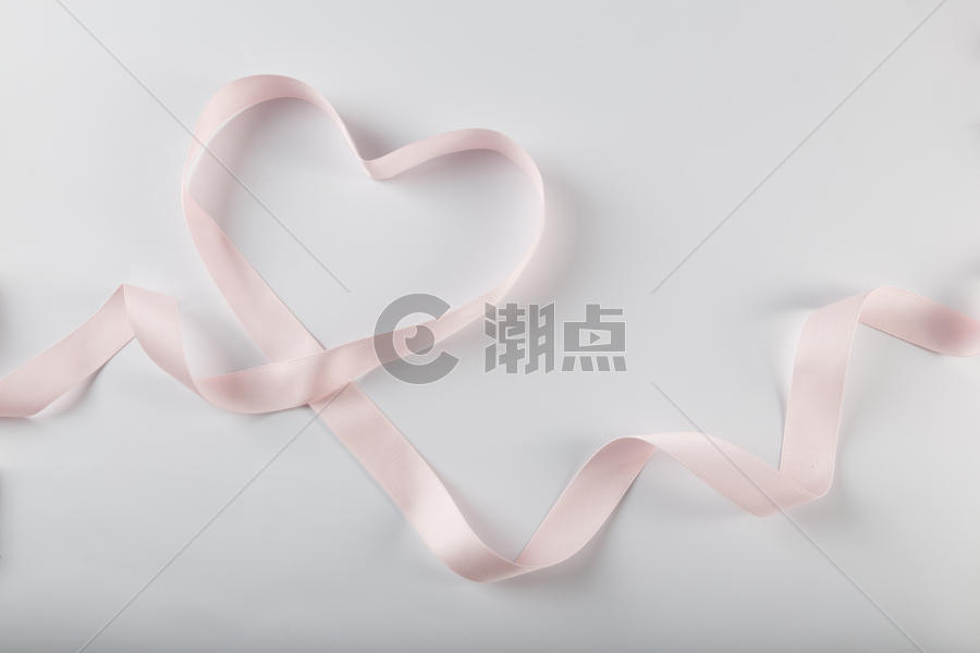 情人节粉色爱心缎带在白色背景上图片素材免费下载