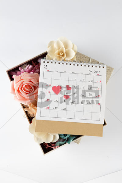情人节日历爱心礼物盒花在白色背景上图片素材免费下载