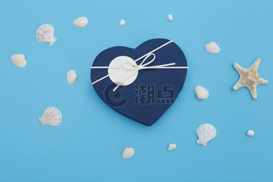 情人节爱心礼盒在浅蓝色背景上图片素材免费下载