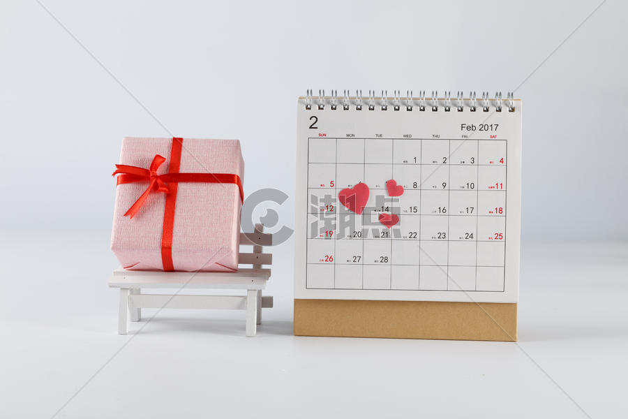 情人节日历爱心礼物盒在白色背景上图片素材免费下载