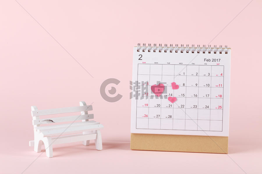 情人节日历玫瑰花瓣在粉色背景上图片素材免费下载