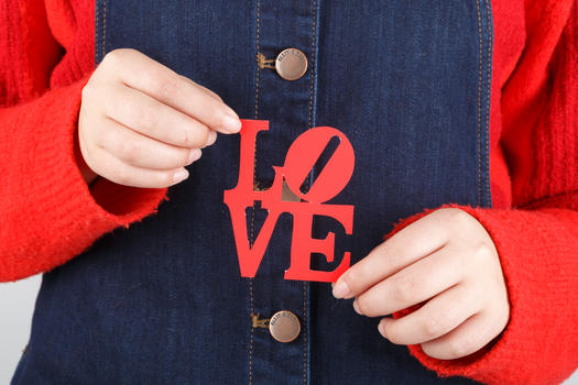 情人节手持LOVE字母图片素材免费下载