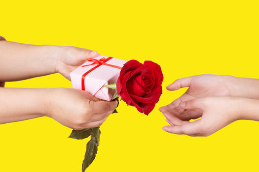 情人节手持礼物送礼在黄色背景上图片素材免费下载
