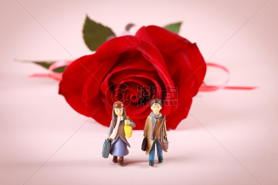 卡通情侣和红玫瑰花图片素材免费下载