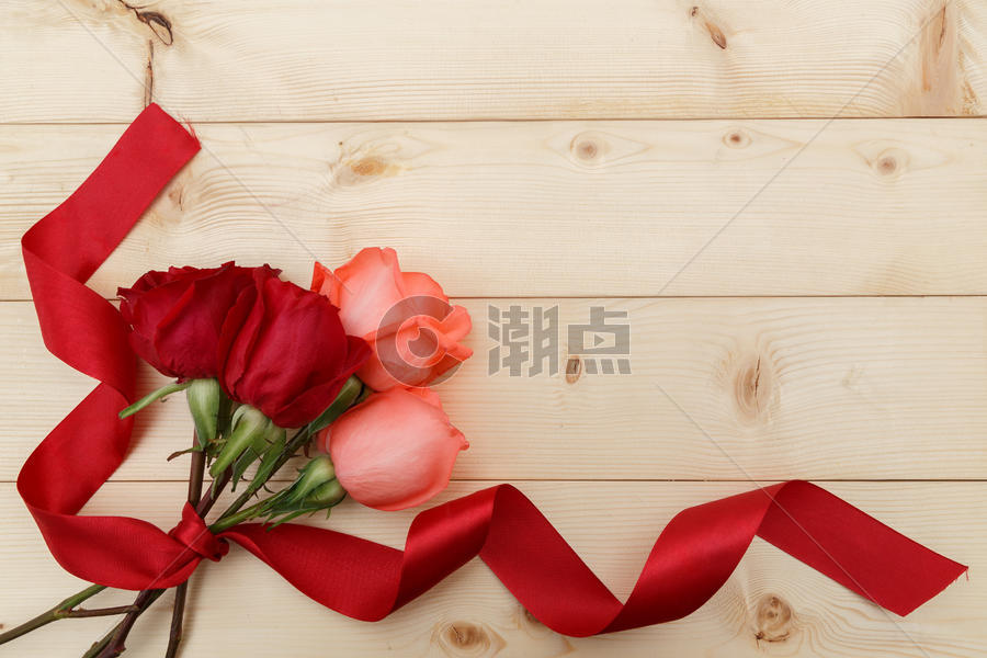 平铺的玫瑰花和丝带图片素材免费下载