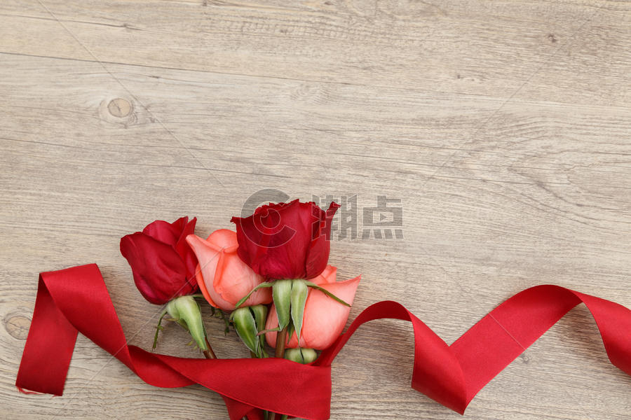 平铺的玫瑰花和丝带图片素材免费下载