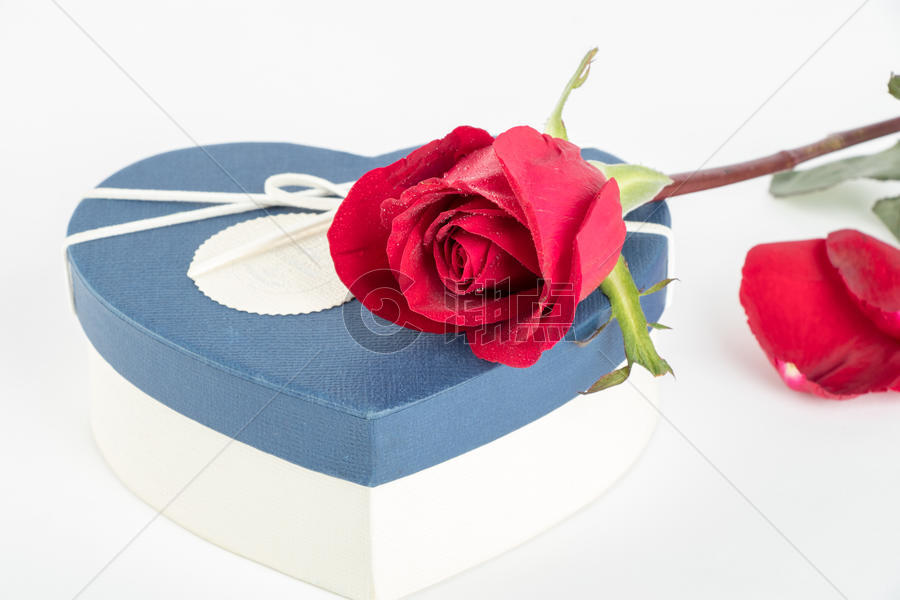 节日礼盒爱情玫瑰花图片素材免费下载