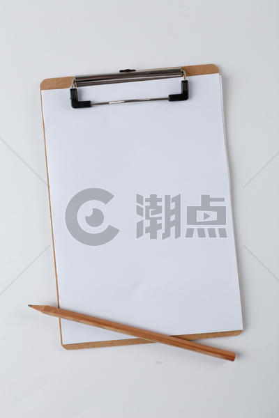 空白的纸夹板和白纸图片素材免费下载