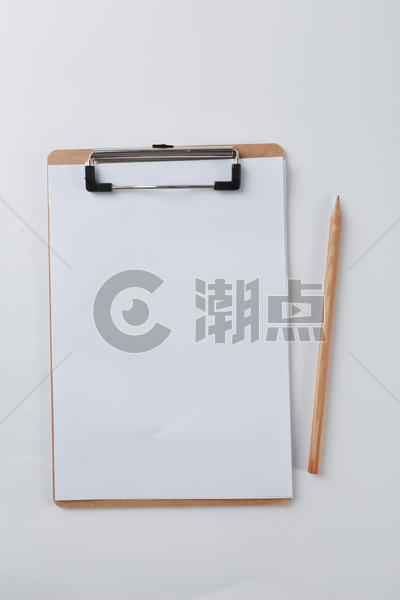 空白的纸夹板和白纸图片素材免费下载