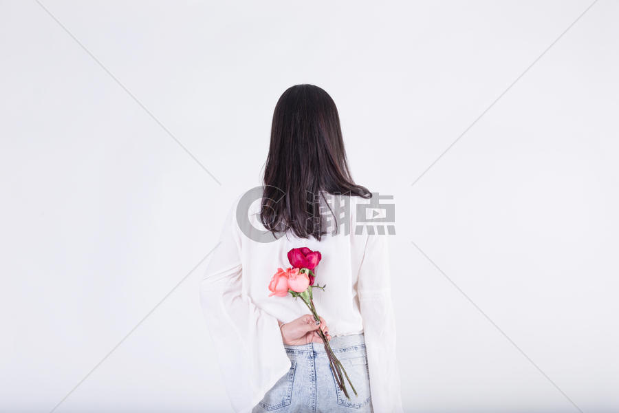 女生和玫瑰花图片素材免费下载