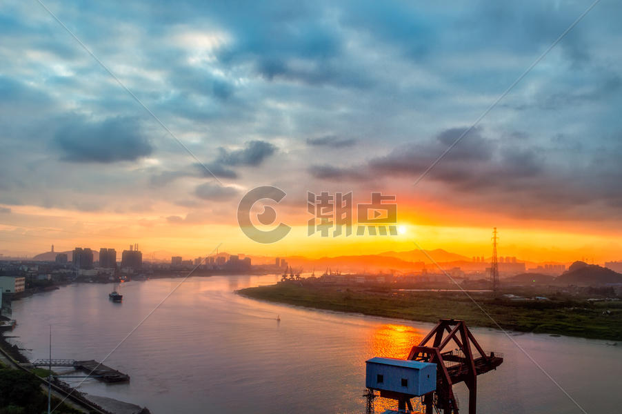 河水转弯处的朝阳图片素材免费下载