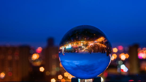 水晶球中的城市夜景图片素材免费下载