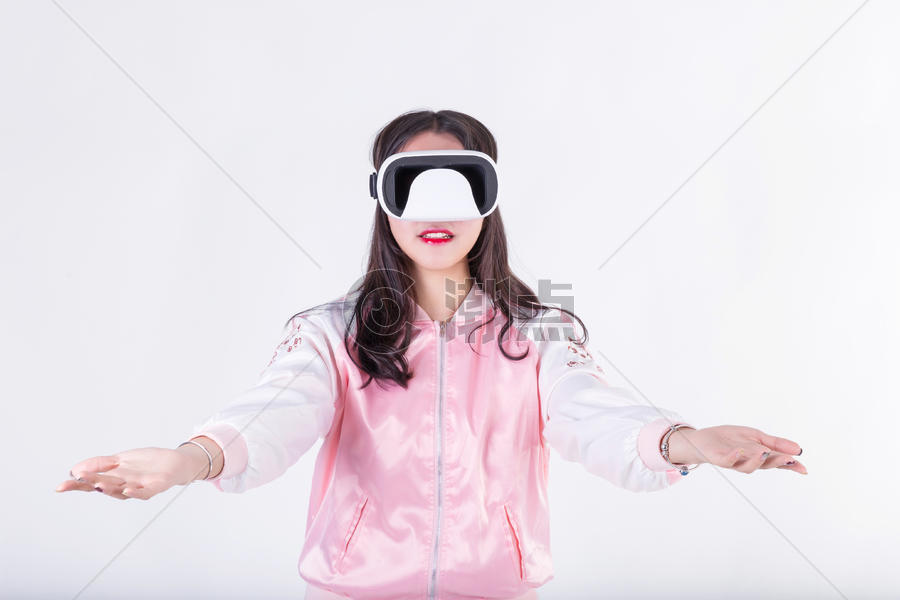 活泼可爱女性体验智能VR图片素材免费下载