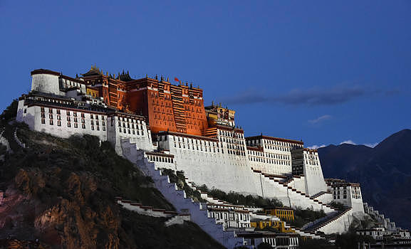 巍峨的西藏布达拉宫仰望图图片素材免费下载