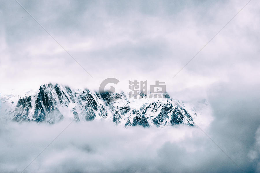 若隐若现的西藏南迦巴瓦峰图片素材免费下载