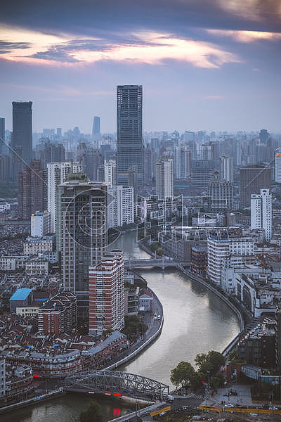 高楼林立中静静流淌的上海苏州河图片素材免费下载