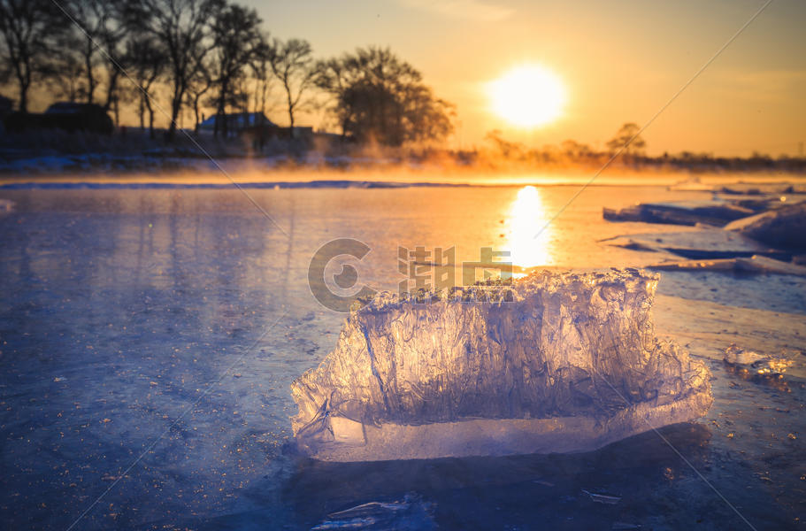 日出下晶莹通透的冰块图片素材免费下载
