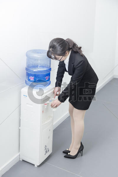 办公室女性饮水机倒水图片素材免费下载