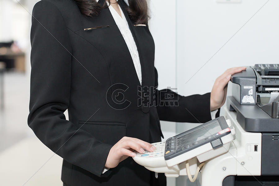 职业女性操作办公室打印机图片素材免费下载