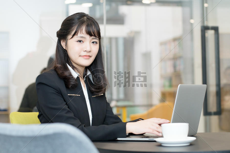 年轻职业女性办公使用电脑图片素材免费下载