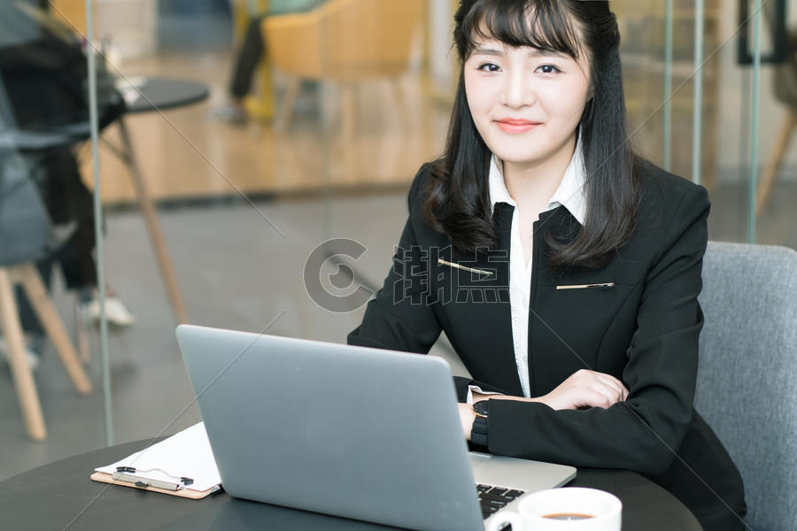 年轻职业女性办公使用电脑图片素材免费下载