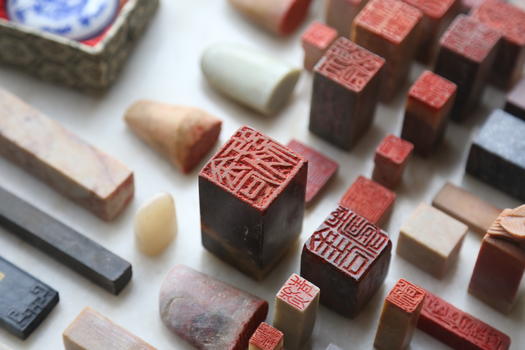 中国工匠雕刻石头印章图片素材免费下载