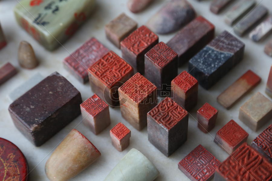 中国工匠雕刻石头印章图片素材免费下载