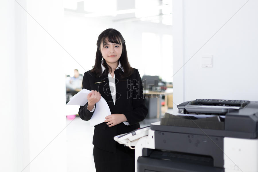 复印机旁的女职员图片素材免费下载