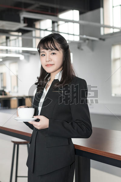 办公室喝咖啡的职业女性图片素材免费下载