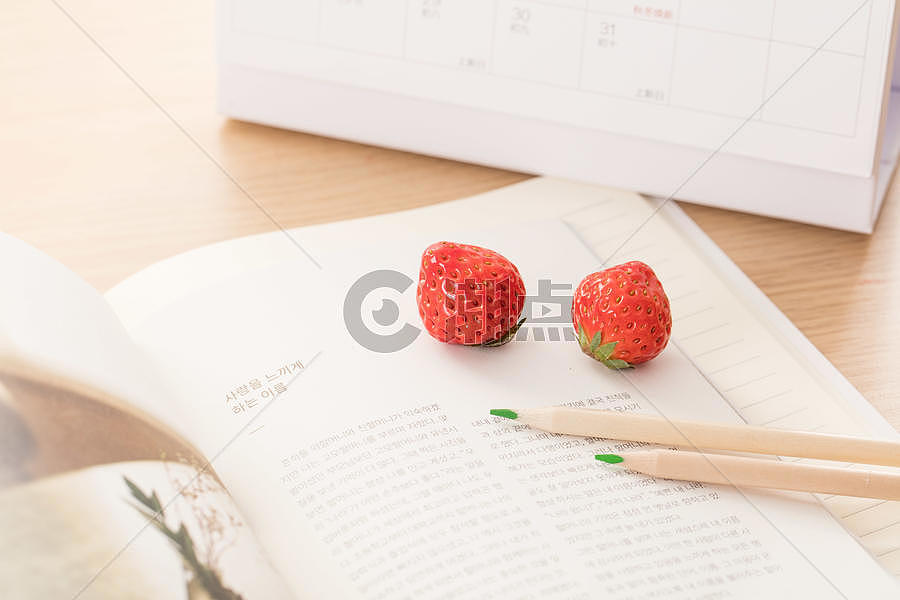 小清新草莓铅笔书本创意拍摄图片素材免费下载