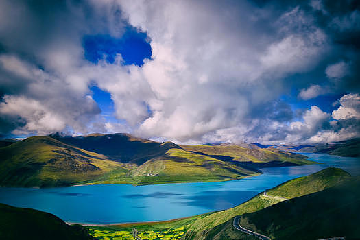 广袤无垠的西藏羊卓措湖图片素材免费下载